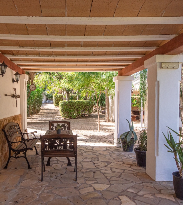 Resa Estates vastgoed te koop Ibiza Geraldine finca san lorenzo noorden terrace covered.jpg